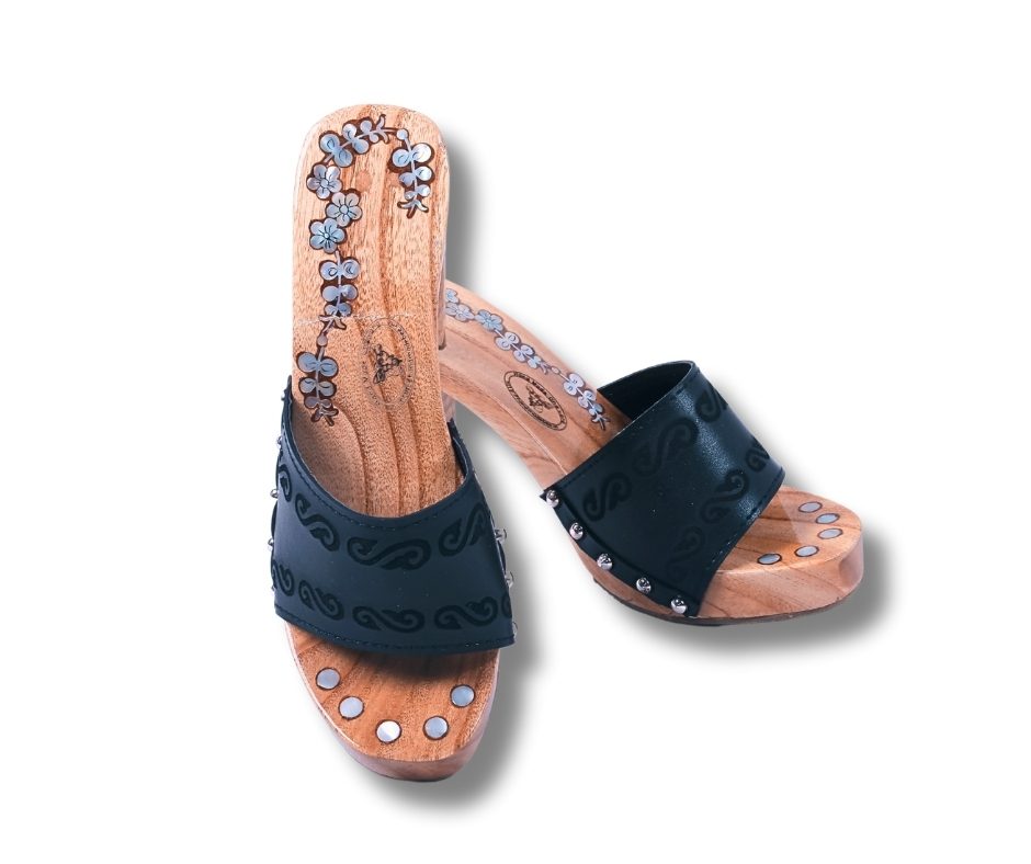 Lacquered wooden clogs with strap