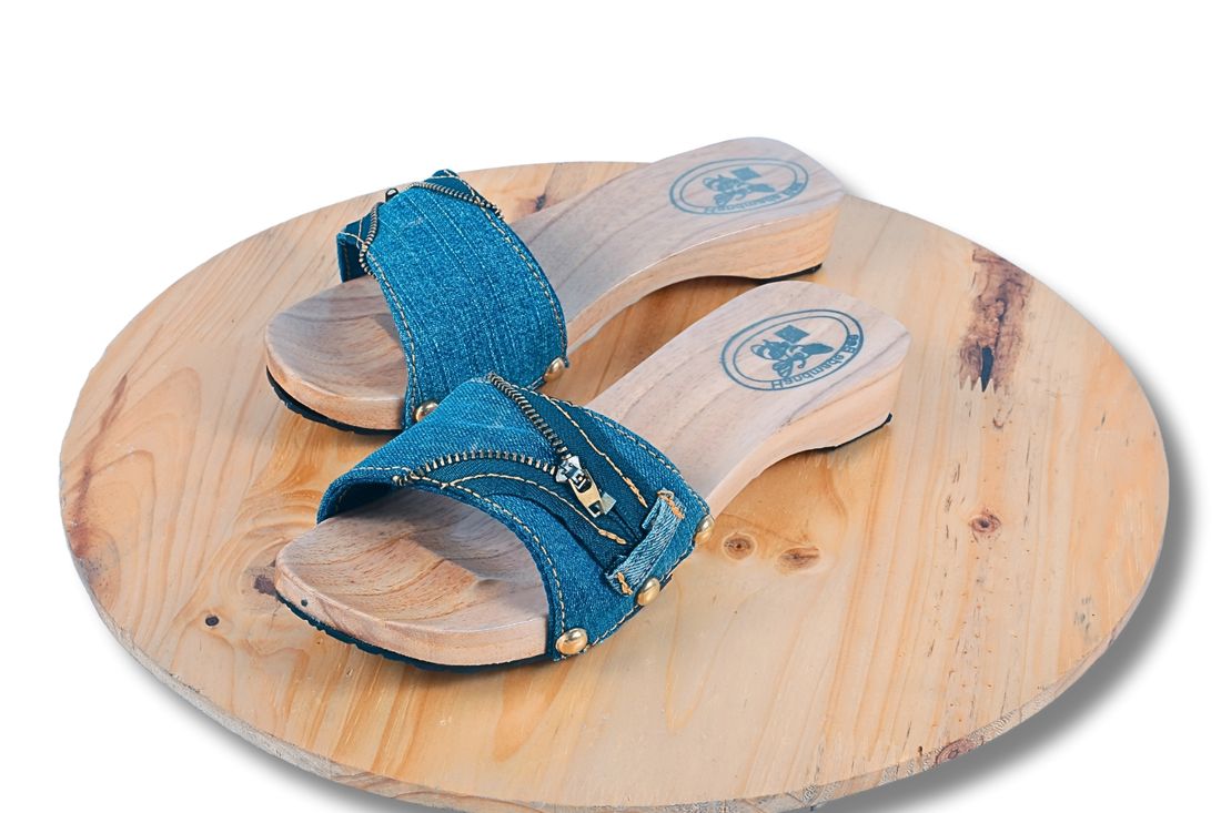 Mother-of-pearl inlaid lacquered wooden clogs